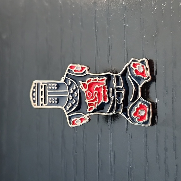 Monty Python and the Holy Grail inspired "Tis But a Scratch" Enamel Pin - Picture 1 of 3